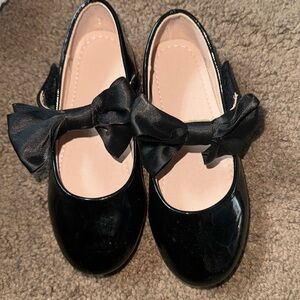 Size 26/9.5 girls dress shoes with bows